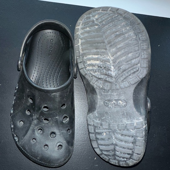 Black | Size 2 | Kid CROCS - Picture 3 of 3